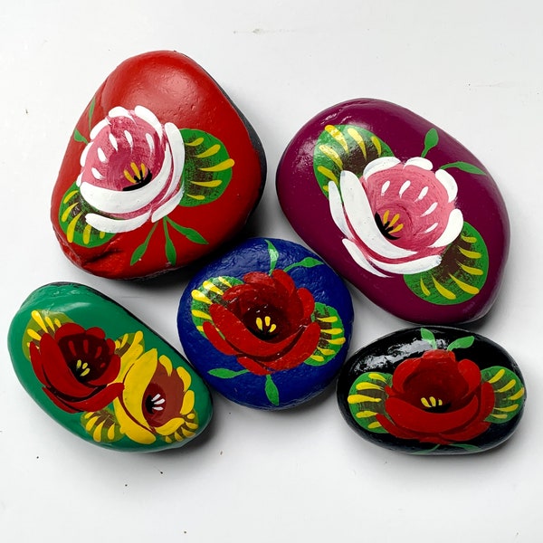 Canal Roses painted pebble, hand-painted in traditional canal style, ideal home gift, paper weight
