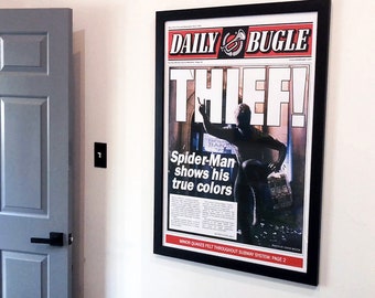 Puede incluir: Un recorte de periódico enmarcado en negro con el titular "¡LADRON!" y el subtítulo "Spider-Man muestra sus verdaderos colores". La imagen muestra a Spider-Man con un traje oscuro de espaldas a la cámara, sosteniendo una bolsa de dinero. El periódico es el Daily Bugle.