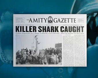 Puede incluir: Un titular de periódico en blanco y negro dice "KILLER SHARK CAUGHT" con una foto de un grupo de personas sosteniendo un gran tiburón. El artículo afirma que el tiburón fue responsable de dos muertes y fue asesinado por pescadores locales. El titular también afirma que las playas están abiertas de nuevo.