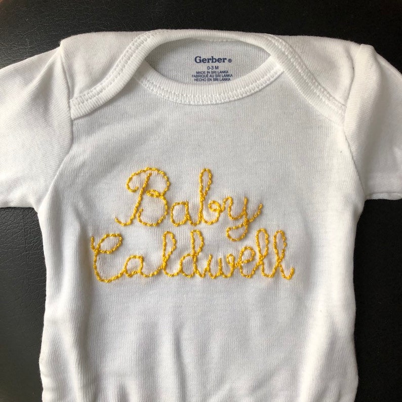 PERSONALIZADO HandEmbroidered Baby Onesie TU DISPOSITIVO Etsy