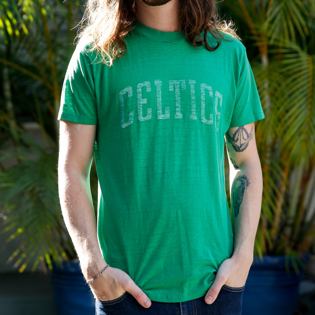 VINTAGE ©1980s celtics Basketball Graphic Tshirt Size L Unisex Hanes