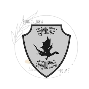 Puede incluir: Un escudo gris con un dragón negro volando dentro. El escudo tiene el texto "QUEST SQUAD" escrito en él. El texto "SOUNDS LIKE A" está por encima del escudo y el texto "TO ME" está por debajo del escudo.
