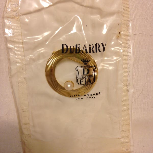 Vintage DuBarry Fifth Avenue Gold Broach 'Circle with Pearl'