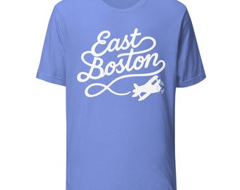 Camiseta Skywriter de East Boston - Aeropuerto Logan - Nubes - Horizonte urbano - Eastie - Avión