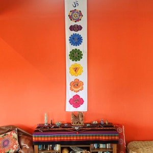 Biały Batik Chakra Banner od Lotus Tribe / Ręcznie robiona tęczowa sztuka ścienna Rayon. Idealna do przestrzeni do jogi i medytacji, tworzy spokojną atmosferę