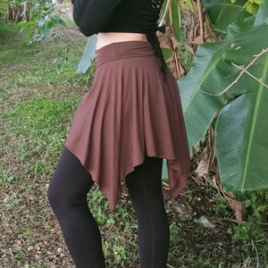 La falda Pixie 2.0 en color chocolate de Lotus Tribe tiene cintura ajustable con pliegues en la parte superior. Diseño renovado. Más puntos. Ahora disponible en dos tallas. Se adapta a tallas XS a XXL.