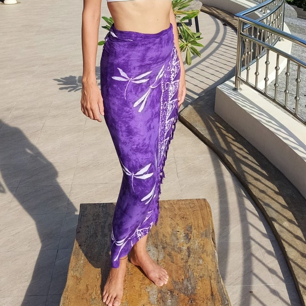 Lila Sarong mit Libellen von Lotus Tribe kann als Wickelrock, Kleid, Schal, Shaw, Strandtuch, Swim Cover Up, Tischdecke, Geschenk getragen werden