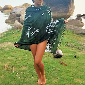 Le paréo vert avec des libellules par Lotus Tribe peut être porté comme une jupe portefeuille, une robe, une écharpe, un châle, une serviette de plage, une robe de bain, une nappe, un cadeau image 4