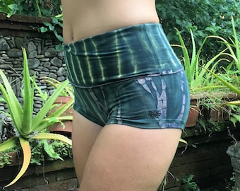 Rainforest Tie Dye Yoga Shorts: Vikbara eller högmidjade gröna tie dye-shorts