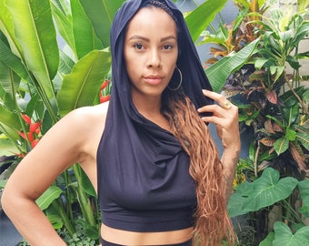 Top corto con capucha Onyx Devi: sudadera con capucha negra elástica, sostenible, sin espalda, estilo festivalero, talla única.