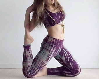 Tenue 2 pièces en teinture tie-dye AMETHYST par Lotus Tribe - comprend un soutien-gorge de sport Baru et un pantalon de yoga avec haut pliable en coton extensible et respirant