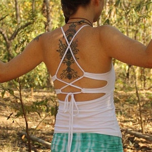 Snow Lace Up Tank Top von Lotus Tribe Kleidung / Weißes Tank Top / Festival Kleidung / Damenbekleidung / Sommer Top / Boho Top / Frauen Yoga Top