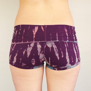 Shorts de ioga em tie-dye ametista / Ioga / Tie-dye / Shorts de ioga femininos / Shorts de ioga tie-dye / Shorts de festival / Roupas boho / Shorts curtos