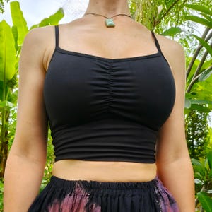 Blissed Out crop in ONYX van Lotus Tribe / Zachte, rekbare crop-top van natuurlijke vezels met ingebouwde beha Comfortabele pasvorm Flatterend en ondersteunend