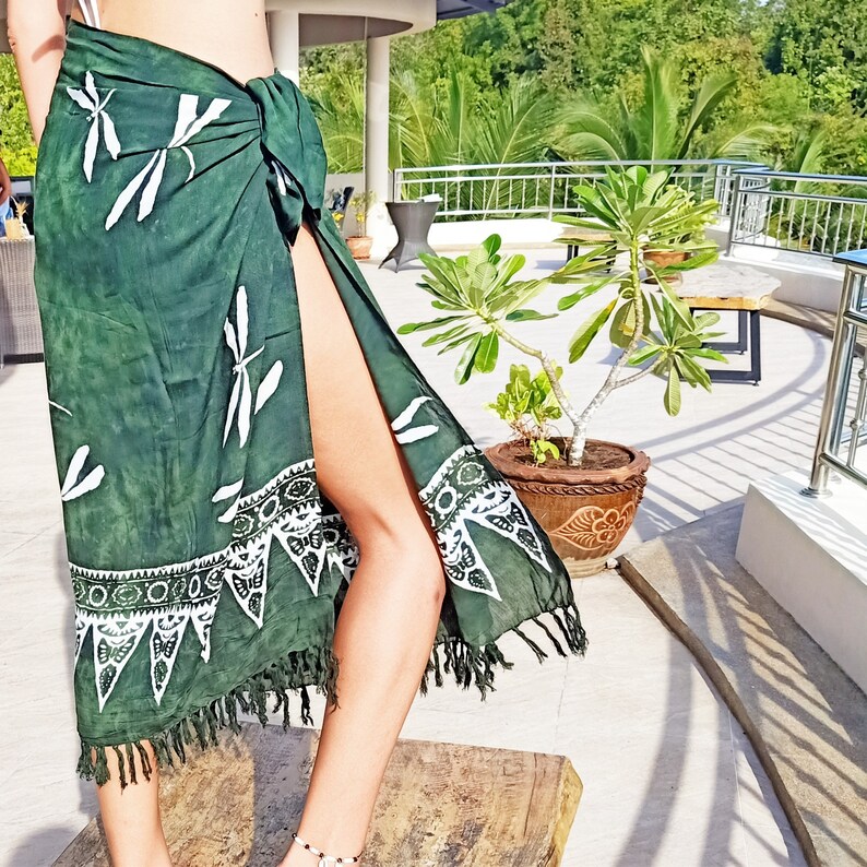 Le paréo vert avec des libellules par Lotus Tribe peut être porté comme une jupe portefeuille, une robe, une écharpe, un châle, une serviette de plage, une robe de bain, une nappe, un cadeau image 5