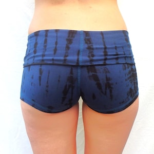 Pantalones cortos de yoga teñidos a medianoche/Yoga/Pantalones cortos de yoga para mujer/Pantalones cortos de gimnasio teñidos a media pierna/Pantalones cortos de yoga teñidos a media pierna/Pantalones cortos de festival/Pantalones cortos bohemios/Yoga/Yoga/Yoga