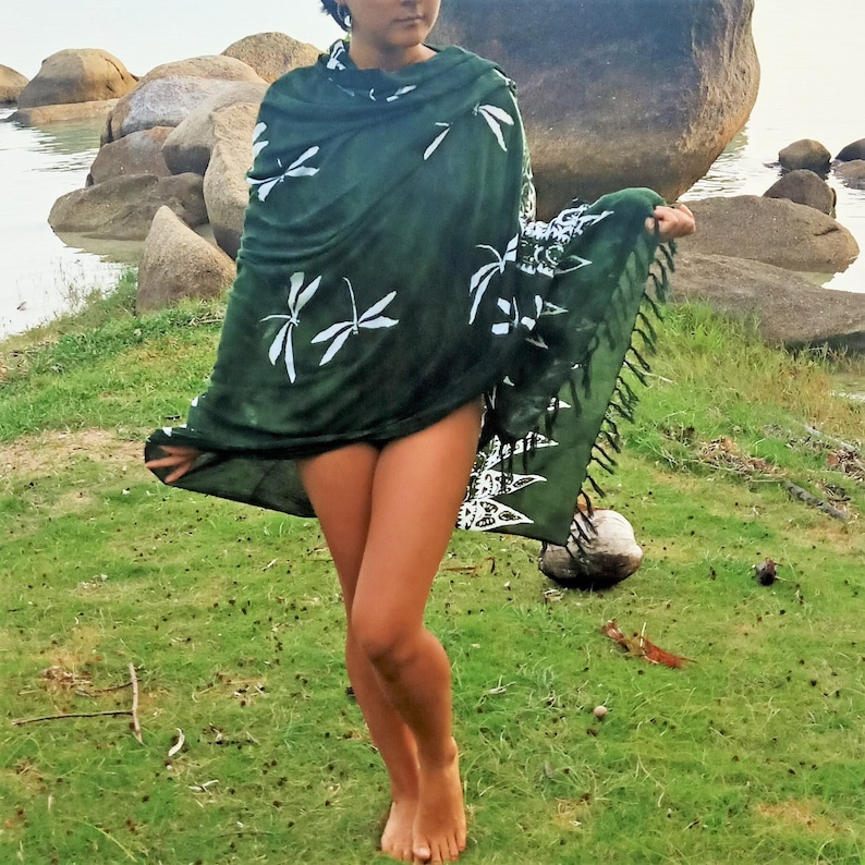 Le paréo vert avec des libellules par Lotus Tribe peut être porté comme une jupe portefeuille, une robe, une écharpe, un châle, une serviette de plage, une robe de bain, une nappe, un cadeau image 4