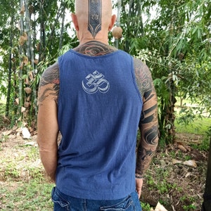 Henneptanktop met omslag van Lotus Tribe – genderneutraal – snit en maatvoering heren. Blauwe henneptanktop met grijze zeefdruk zeefdruk op achterkant.