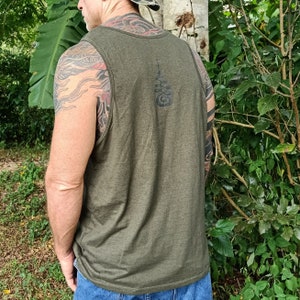Hanf Tank Top mit Unalome von Lotus Tribe - Gender neutral - Salbeigrünes Hanf Tank Top für Männer mit Unalome Siebdruck auf der Rückseite