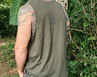 Könnte beinhalten: Ein dunkelgrünes ärmelloses Shirt mit einem schwarzen Design auf der Rückseite. Das Shirt ist aus einem weichen, bequemen Material.