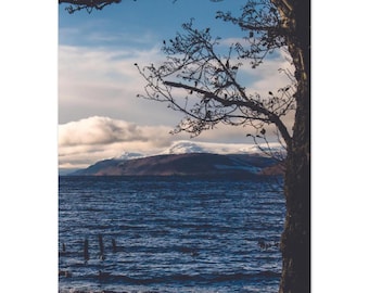Schottisches Highlands Loch Poster | Herbst bis Winter Landschaft Foto | Sonniger Tag Wandkunst