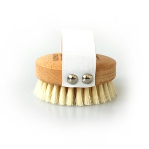 1541 London Beechwood Massage Body Brush with Medium Strength Natural Bristles image 2