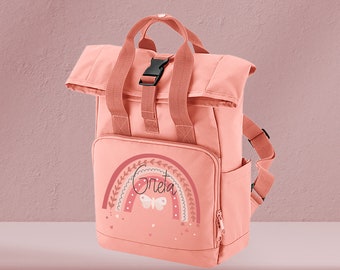 Sac à dos enfant roll-top recyclé rose poudré avec nom et motif papillon arc-en-ciel