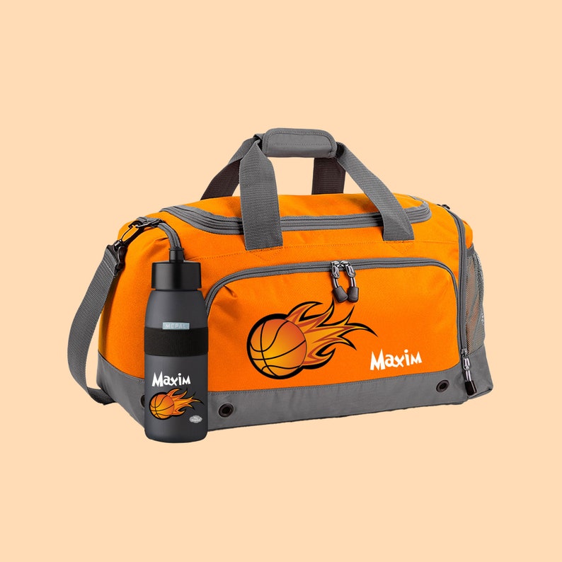 Sac multisports 41 litres orange avec nom et motif boule de feu basket Tasche + Flasche