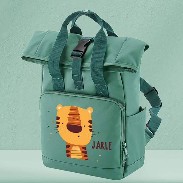 Kinderrucksack Roll-Top Recycled Sage Green mit Name und Motiv Tiger Gestreift