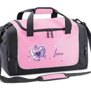 Sporttasche 38 Liter in Rosa mit Namen und Motiv Schmetterling mit Herzen Bild 1