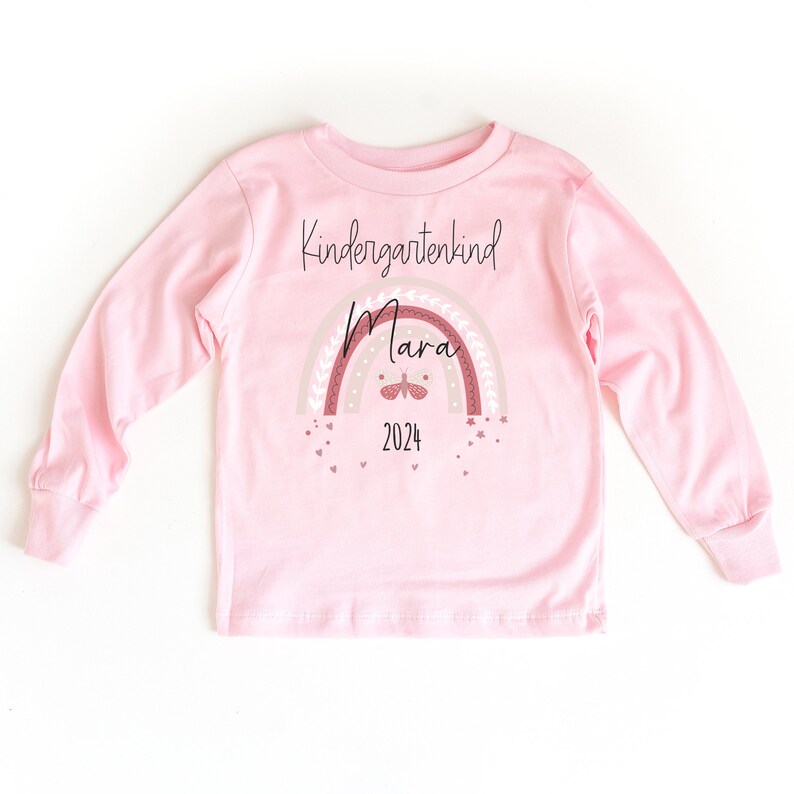 Sweat-shirt pour enfant de maternelle rose avec nom et motif papillon arc-en-ciel image 1
