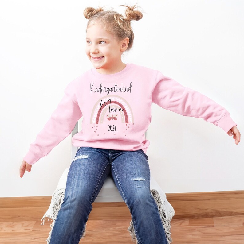 Sweat-shirt pour enfant de maternelle rose avec nom et motif papillon arc-en-ciel image 2