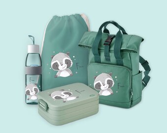 Set Rucksack Roll-Top mit Bento Brotdose, Jutebeutel & Trinkflasche Ellipse in Sage Green mit Name und Motiv Waschbär