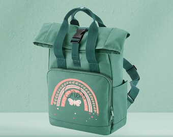 Kinderrucksack Roll-Top Recycled Sage Green mit Name und Motiv Regenbogen Schmetterling