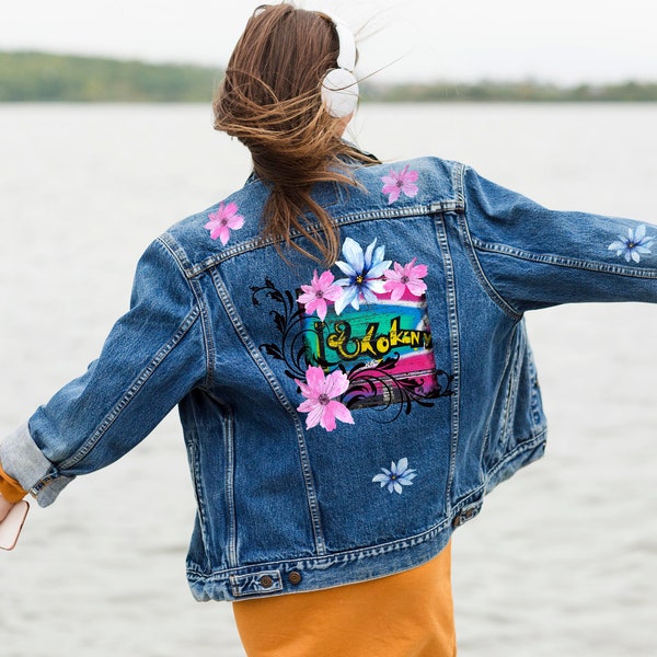 Jeansjacke auffällig bedruckt mit Blumen und Ranken - Flower Power Retro Style, einzigartiges Watercolor Motiv, kurz geschnitten