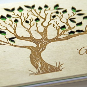 Personalisiertes Gästebuch zur Hochzeit aus Holz mit Baum Bild 3