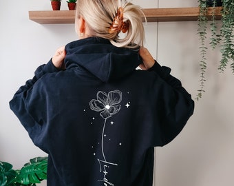 Personalisiertes Kapuzenpullover mit Wunschtext Fineline Flower Tattoo Blüte mit Sterne