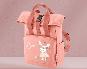 Kinderrucksack Roll-Top Recycled Blush Pink mit Name und Motiv Hase mit Schnecke