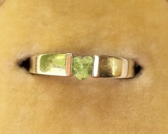 Vintage 9ct Yellow Gold Heart Cut Peridot Ring - size M 1/2, size 6 1/2