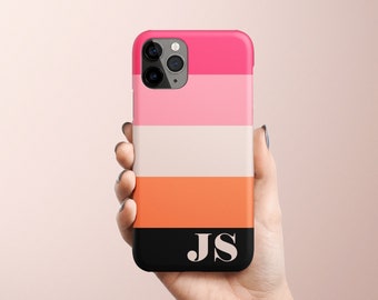 Może przedstawiać: Etui na telefon w paski w kolorze różowym, pomarańczowym i białym z inicjałami "JS" w kolorze czarnym. Etui jest pokazane w dłoni.