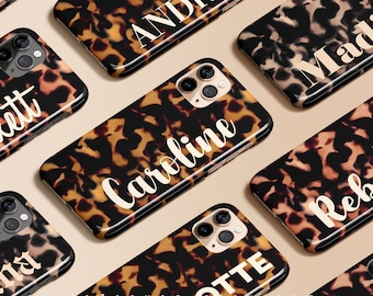 Può includere: Una collezione di custodie per telefono con un motivo a tartaruga e nomi personalizzati. I nomi includono: Hannah, Scarlett, Caroline, Andre, Madison, Rebecca, Lotte.