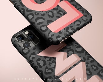 Può includere: Due custodie per telefono in stampa leopardata nera e grigia con lettere rosa. La custodia superiore ha la lettera "L" in rosa con un contorno rosso. La custodia inferiore ha le lettere "Z" e "M" in rosa. Il testo "suite7seven.etsy.com" è nella parte inferiore dell'immagine.