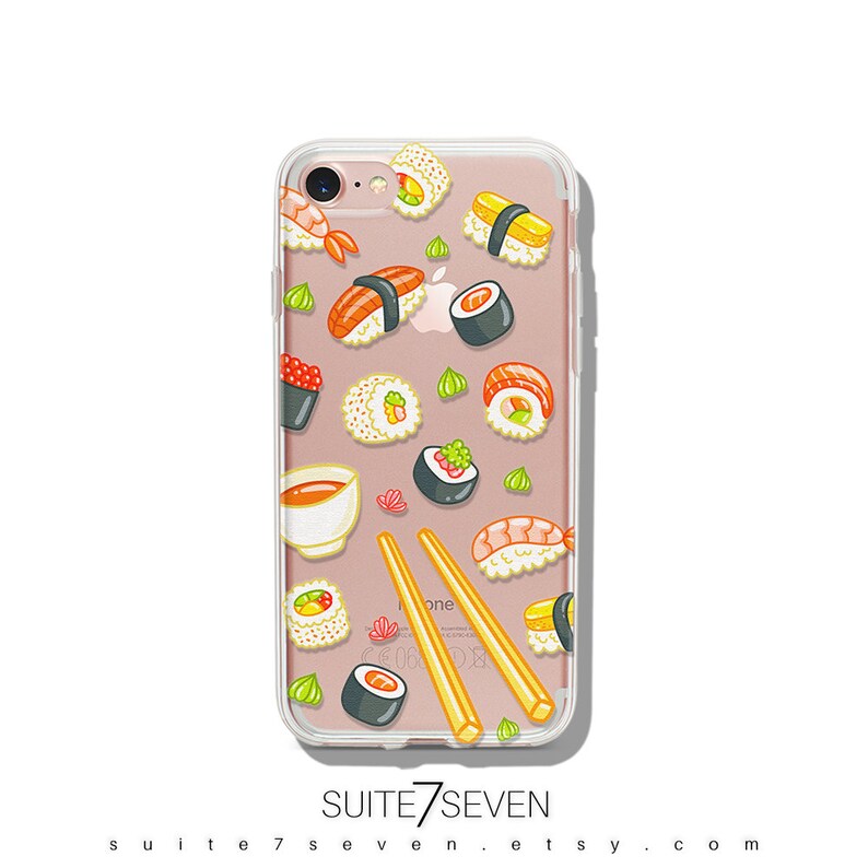 Puede incluir: Funda transparente para tel&eacute;fono con un dise&ntilde;o de sushi colorido. La funda muestra varios rollos de sushi, nigiri y camarones, junto con palillos y un peque&ntilde;o cuenco de salsa. El texto "SUITE7SEVEN" y la URL de la tienda Etsy est&aacute;n presentes.