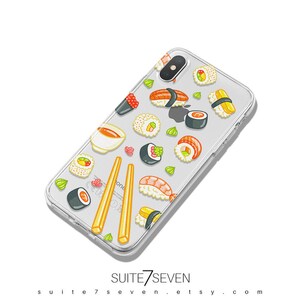 Puede incluir: Funda transparente para tel&eacute;fono con un dise&ntilde;o de sushi colorido. El dise&ntilde;o incluye varios rollos de sushi, nigiri, salsa de soja y palillos. La funda es transparente, lo que permite ver el dise&ntilde;o del tel&eacute;fono. El texto "SUITE7SEVEN" est&aacute; en la parte inferior.