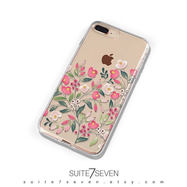 Puede incluir: Una funda transparente para tel&eacute;fono con un dise&ntilde;o floral que presenta flores rosas y blancas, hojas verdes y peque&ntilde;as bayas rojas. La funda est&aacute; dise&ntilde;ada para un iPhone 7 Plus.