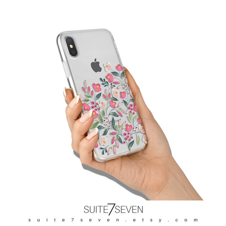 Puede incluir: Una funda transparente para tel&eacute;fono con un dise&ntilde;o floral con flores rosas y blancas sobre un fondo blanco. La funda est&aacute; dise&ntilde;ada para un iPhone X.