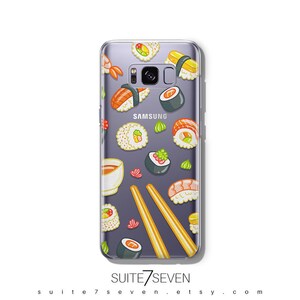 Puede incluir: Funda transparente para tel&eacute;fono Samsung con un dise&ntilde;o de sushi. La funda presenta ilustraciones de varios rollos de sushi, nigiri, salsa de soja y palillos. La funda del tel&eacute;fono tiene la palabra "SAMSUNG" impresa.