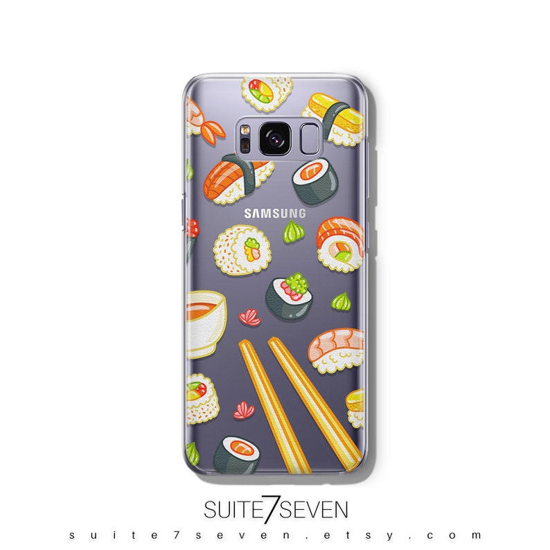 Puede incluir: Funda transparente para tel&eacute;fono Samsung con un dise&ntilde;o de sushi. La funda presenta ilustraciones de varios rollos de sushi, nigiri, salsa de soja y palillos. La funda del tel&eacute;fono tiene la palabra "SAMSUNG" impresa.