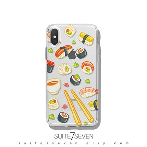 Puede incluir: Funda transparente para tel&eacute;fono con un dise&ntilde;o de sushi colorido. La funda muestra varios rollos de sushi, nigiri y un peque&ntilde;o cuenco de salsa, junto con un par de palillos. El dise&ntilde;o incluye el logotipo de Apple. El texto "SUITE7SEVEN" y la direcci&oacute;n del sitio web est&aacute;n en la parte inferior.