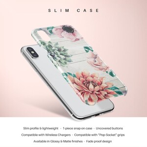 Pu&ograve; includere: Una custodia per telefono sottile con un design floreale che presenta fiori rosa, verdi e bianchi ad acquerello su uno sfondo di legno bianco. La custodia &egrave; compatibile con i caricabatterie wireless e ha pulsanti scoperti. &Egrave; disponibile in finiture lucide e opache.